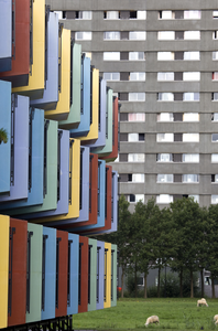 806191 Gezicht op de studentenwoningen ( spaceboxen , links) aan de Bolognalaan te Utrecht, met op de achtergrond het ...